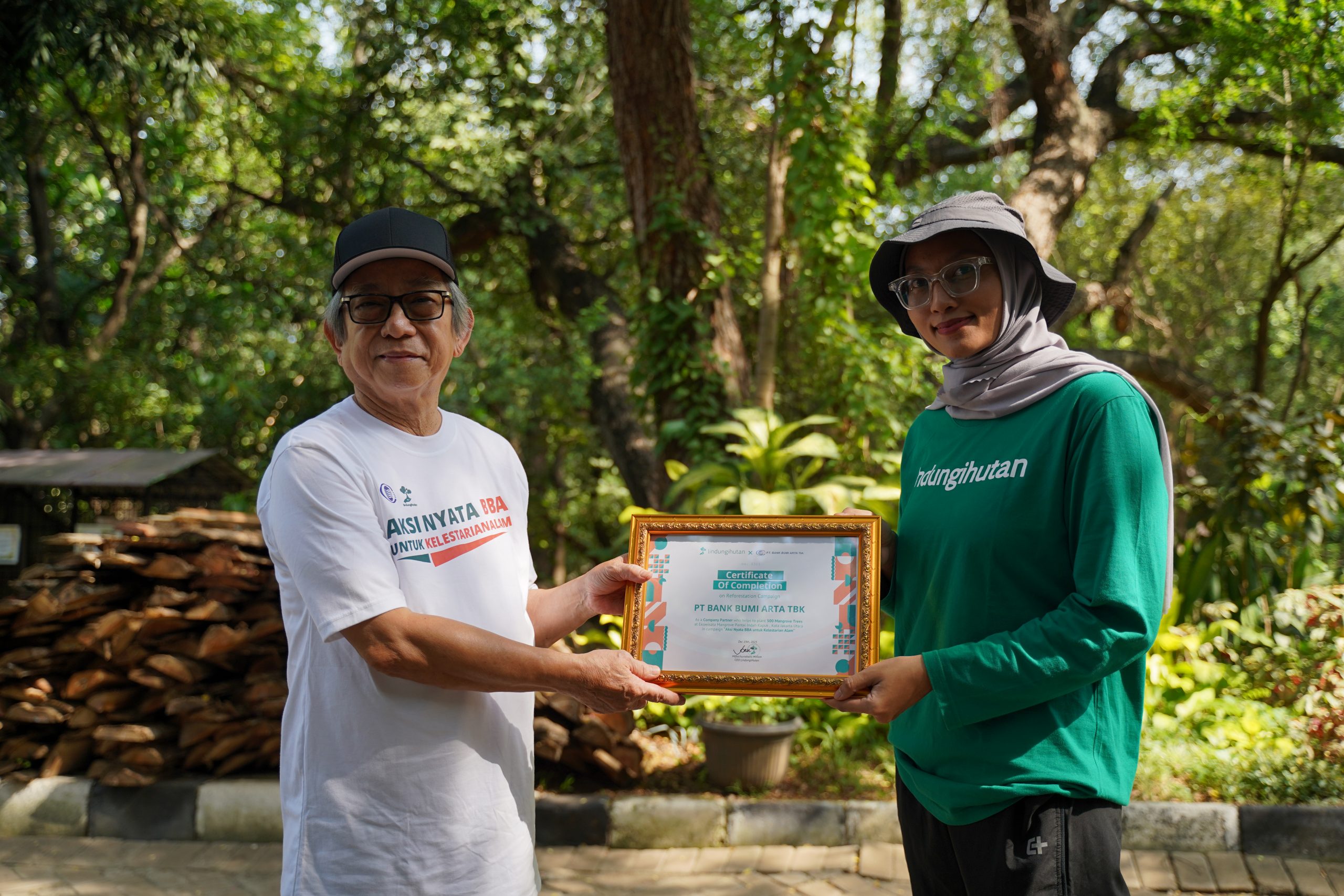 Penyerahan sertifikat penanaman pohon dari LindungiHutan (kanan) kepada Presiden Direktur Bank Bumi Arta Bapak Wikan Aryono (Kiri). (Dokumentasi: LindungiHutan).