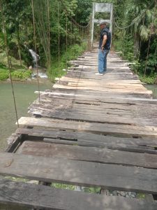 Keterangan foto : Rambin jembatan gantung yang butuh perbaikan. (*)